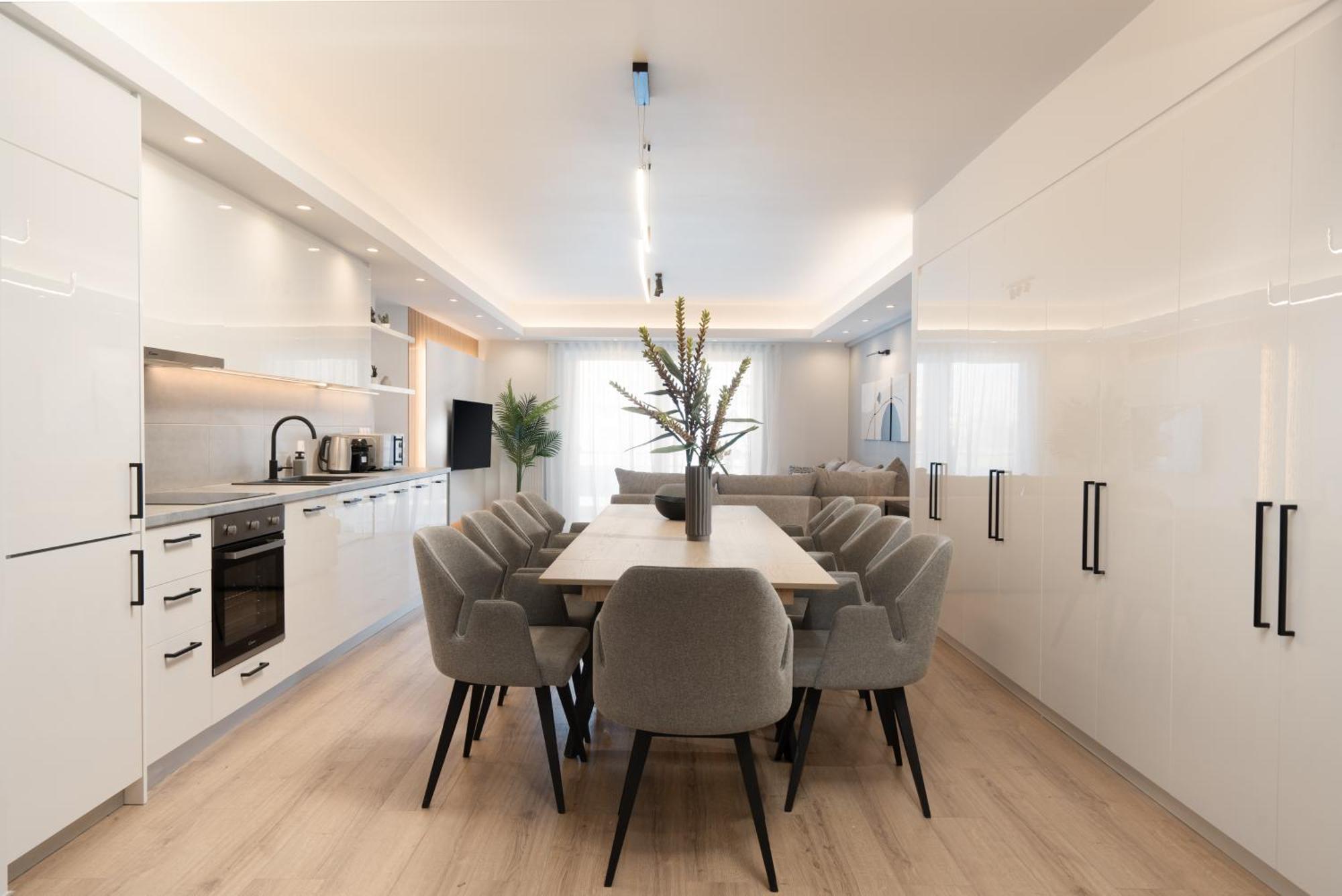Daire Luxury 4 Bedrooms Near Flisvos Marina *