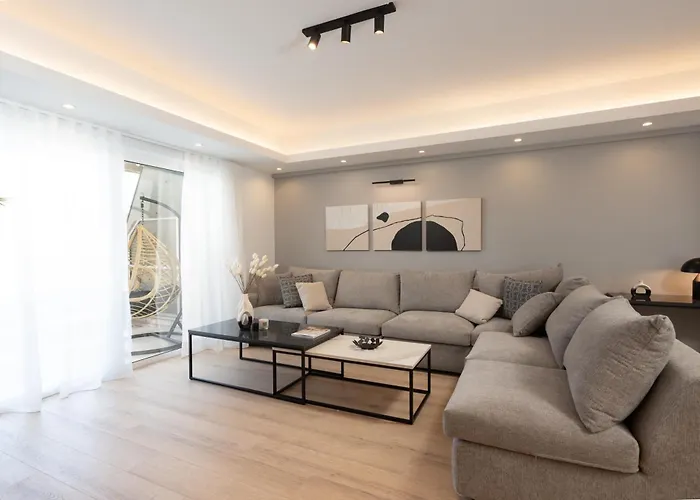 Luxury 4 Bedrooms Apartment Near Flisvos Marina