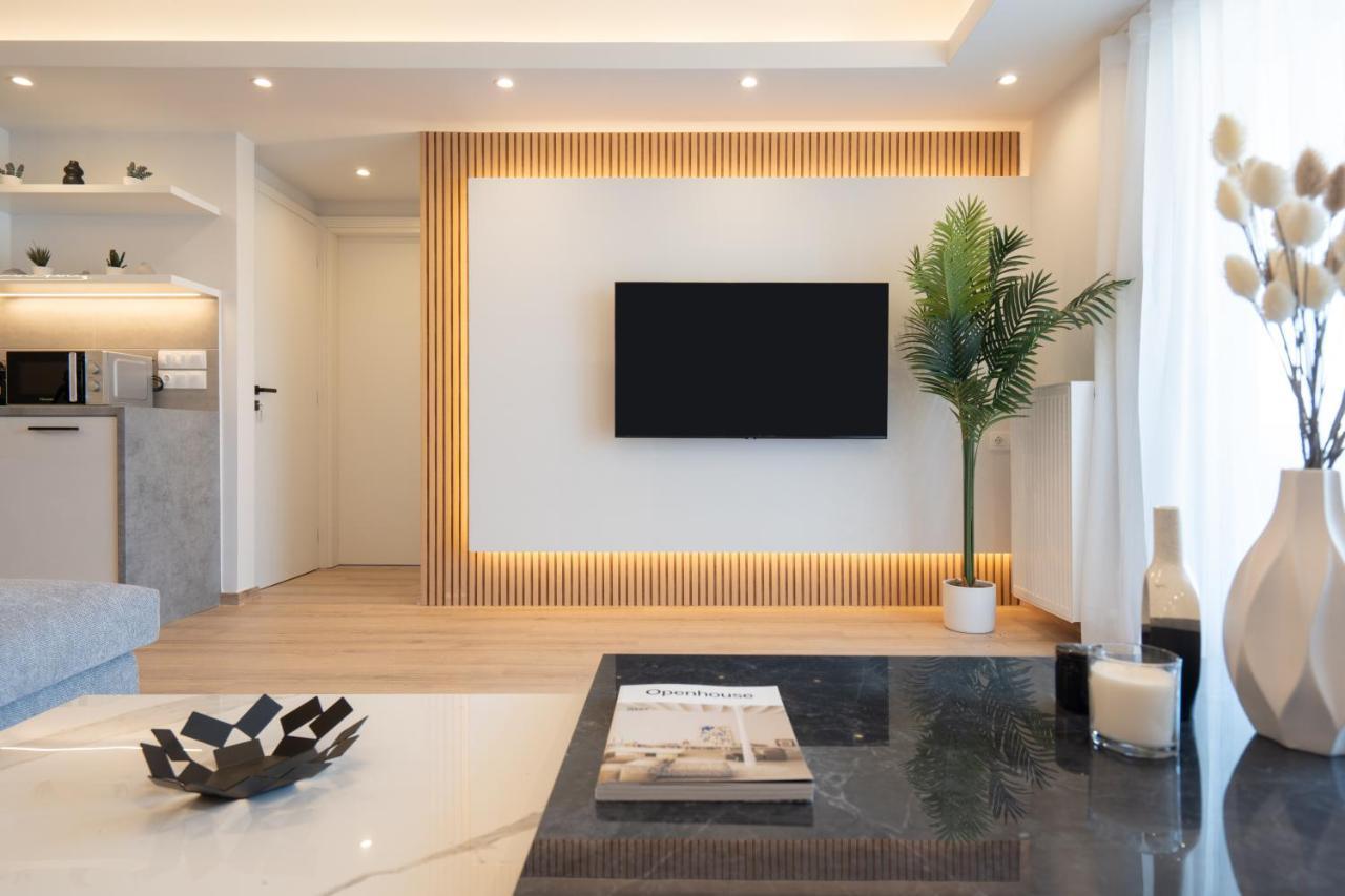 Luxury 4 Bedrooms Near Flisvos Marina Apartment *